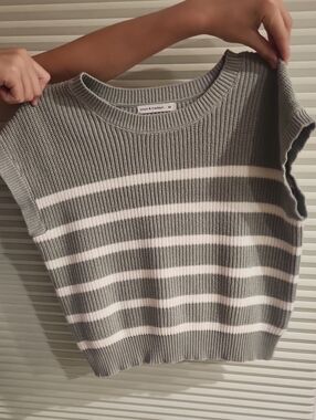 Moon & Madison Green and White Striped Sleeveless Knit Sweater